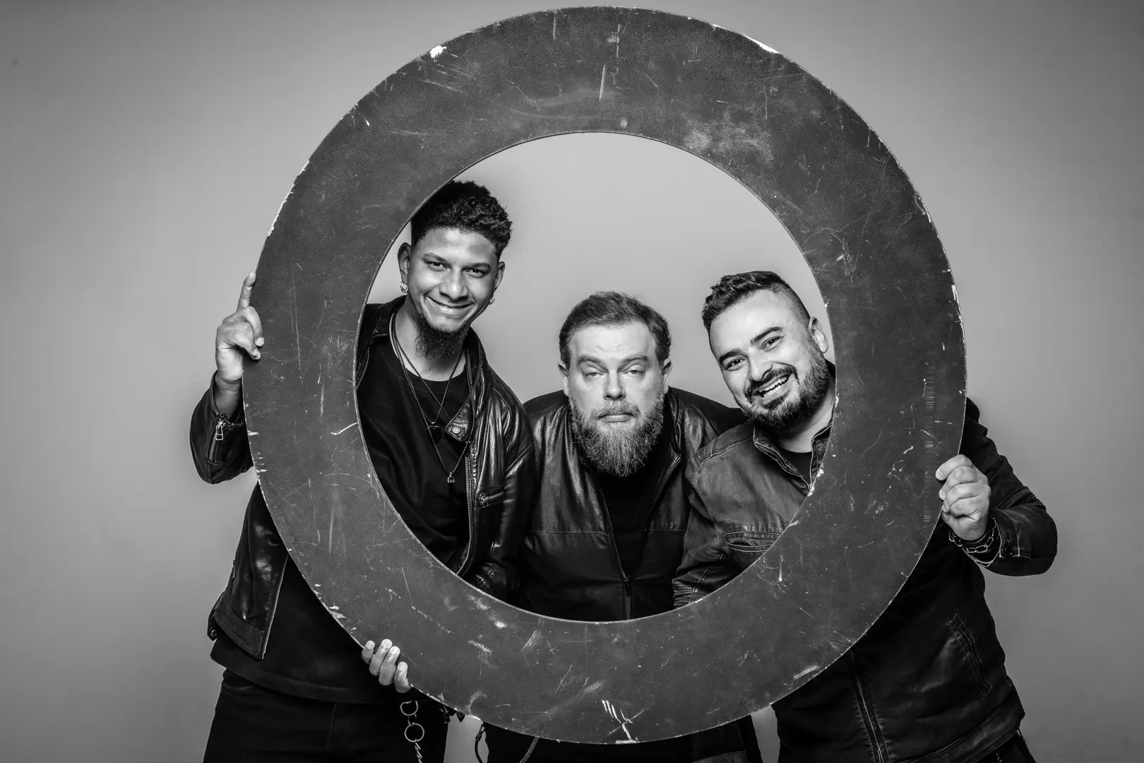 Banda Velotrol em apresentação ao vivo, com a banda completa no palco