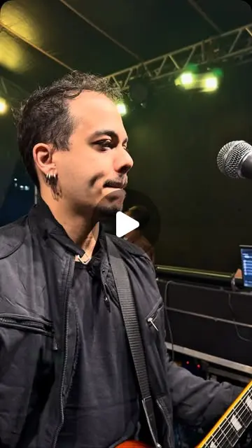 Guitarrista da Velotrol pronto para o show