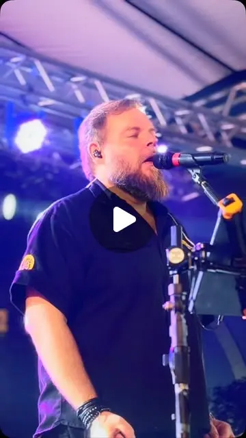 Vocalista da Velotrol cantando no palco