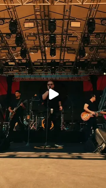 Velotrol com a banda completa no palco