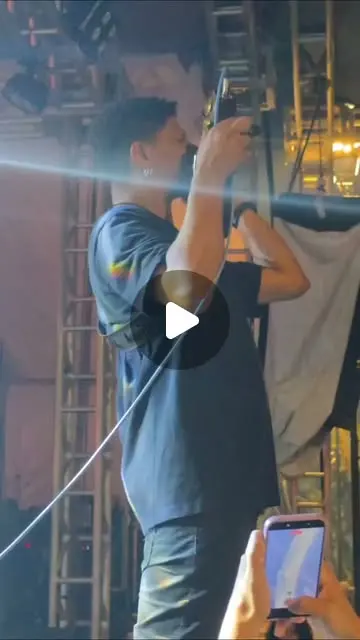 Integrante da Velotrol nos bastidores de um show